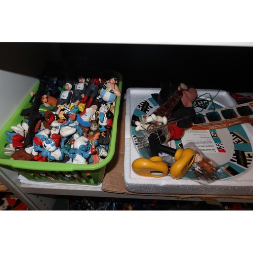 3094 - A quantity of various collectible items including a baked beans plate, small figures (Smurfs, Captai... 