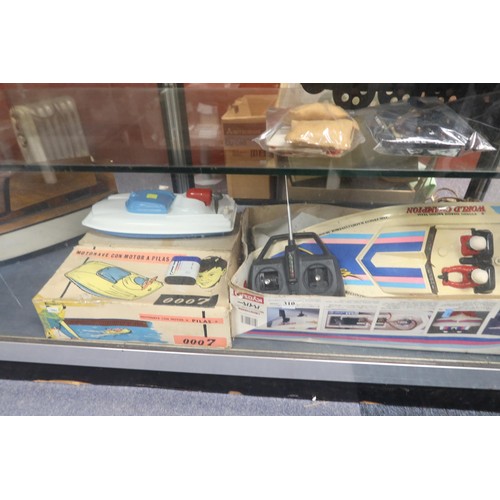 3104 - 3 x various vintage toy boats including a wooden model boat and remote control Viper by Kyosho - tra... 