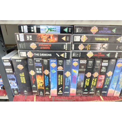 3121 - A large collection over 100 Doctor Who VHS cassettes, contents of 4 shelves