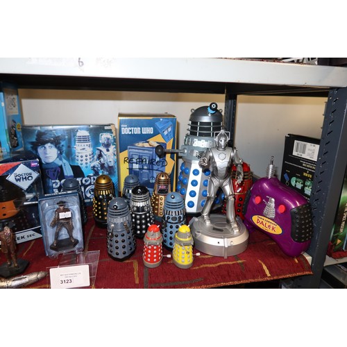 3123 - A quantity of various Doctor Who collectibles including a boxed Cyberman, a Dalek Mr Potato Head, a ... 