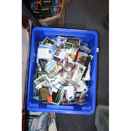 3131 - A quantity of various Doctor Who collectible trading cards loose and sealed, contents of 4 boxes/2 s... 