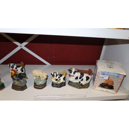 3159 - A collection of miscellaneous decorative cast iron farm animals etc (1 shelf)