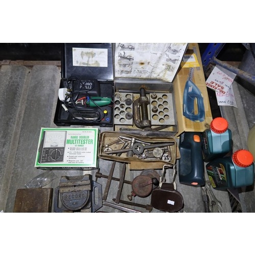 2005 - A quantity of various tools including a Sykes-Pickavant double lap flaring tool, a vice etc. Content... 