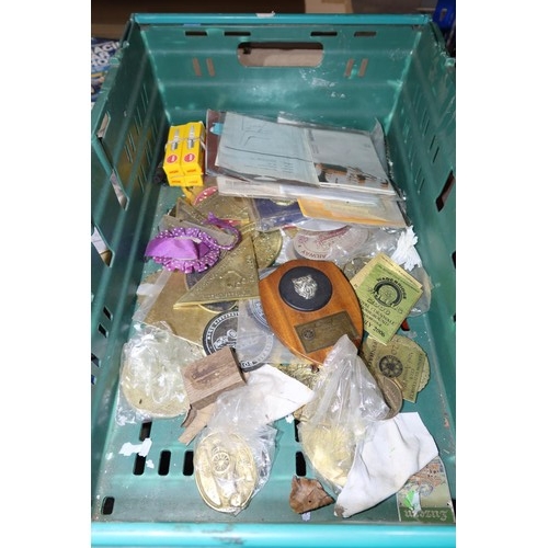 141 - A quantity of various vintage car related items including 2 x AA badges,  manufacturers badges, prog... 