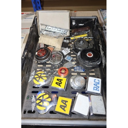 141 - A quantity of various vintage car related items including 2 x AA badges,  manufacturers badges, prog... 