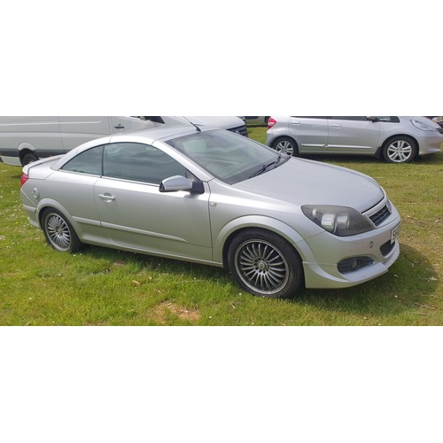 169 - Vauxhall Astra Twin Top Sport 2 dr Convertible, Silver, reg SH06 VKF, 1st reg. 23/05/2006, 5 spd man... 