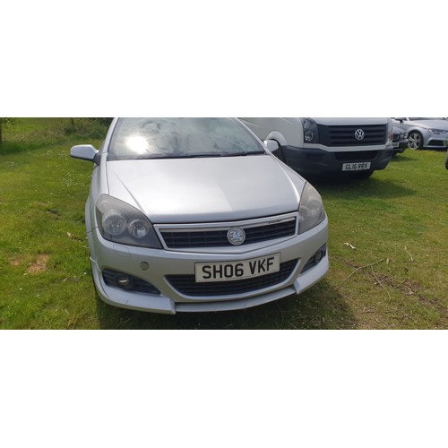169 - Vauxhall Astra Twin Top Sport 2 dr Convertible, Silver, reg SH06 VKF, 1st reg. 23/05/2006, 5 spd man... 