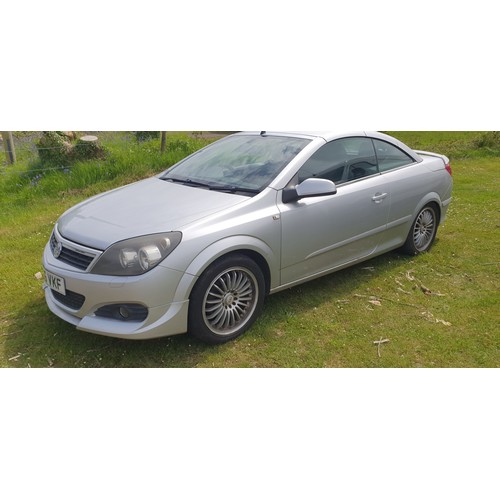 169 - Vauxhall Astra Twin Top Sport 2 dr Convertible, Silver, reg SH06 VKF, 1st reg. 23/05/2006, 5 spd man... 