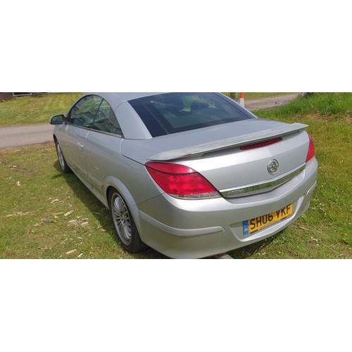 169 - Vauxhall Astra Twin Top Sport 2 dr Convertible, Silver, reg SH06 VKF, 1st reg. 23/05/2006, 5 spd man... 