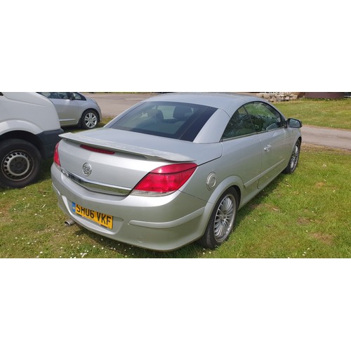 169 - Vauxhall Astra Twin Top Sport 2 dr Convertible, Silver, reg SH06 VKF, 1st reg. 23/05/2006, 5 spd man... 