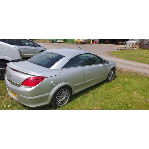 169 - Vauxhall Astra Twin Top Sport 2 dr Convertible, Silver, reg SH06 VKF, 1st reg. 23/05/2006, 5 spd man... 