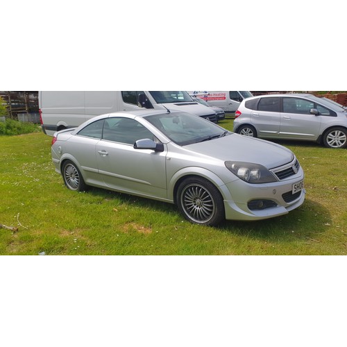169 - Vauxhall Astra Twin Top Sport 2 dr Convertible, Silver, reg SH06 VKF, 1st reg. 23/05/2006, 5 spd man... 