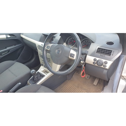 169 - Vauxhall Astra Twin Top Sport 2 dr Convertible, Silver, reg SH06 VKF, 1st reg. 23/05/2006, 5 spd man... 