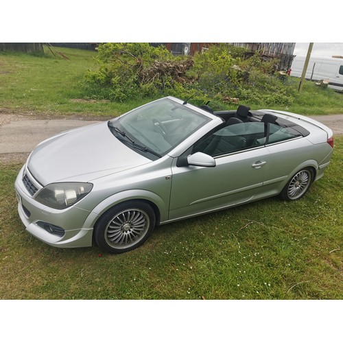 169 - Vauxhall Astra Twin Top Sport 2 dr Convertible, Silver, reg SH06 VKF, 1st reg. 23/05/2006, 5 spd man... 