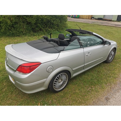 169 - Vauxhall Astra Twin Top Sport 2 dr Convertible, Silver, reg SH06 VKF, 1st reg. 23/05/2006, 5 spd man... 