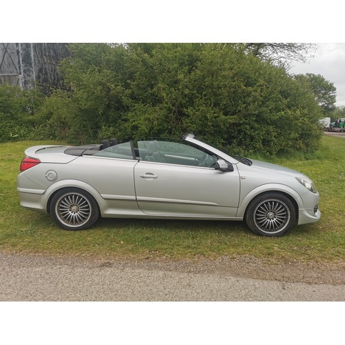 169 - Vauxhall Astra Twin Top Sport 2 dr Convertible, Silver, reg SH06 VKF, 1st reg. 23/05/2006, 5 spd man... 