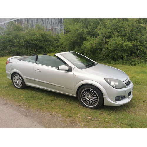 169 - Vauxhall Astra Twin Top Sport 2 dr Convertible, Silver, reg SH06 VKF, 1st reg. 23/05/2006, 5 spd man... 