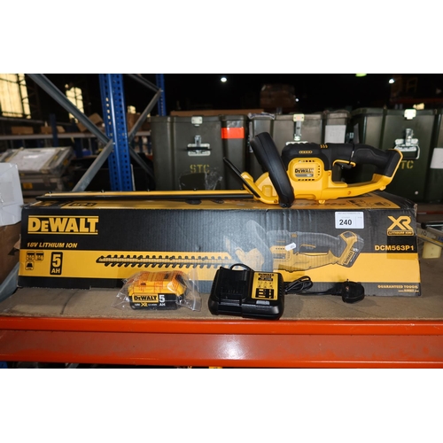 240 - 1 Dewalt cordless hedge trimmer type DCM563P1 with 1 battery and 1 charger