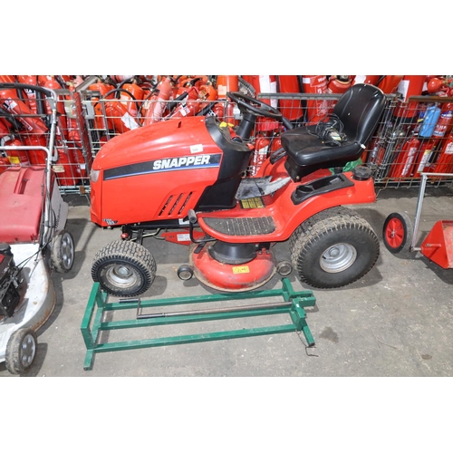 558 - 1 ride on lawn mower by Snapper model LT200, 18.5hp and 1 green metal lifting frame