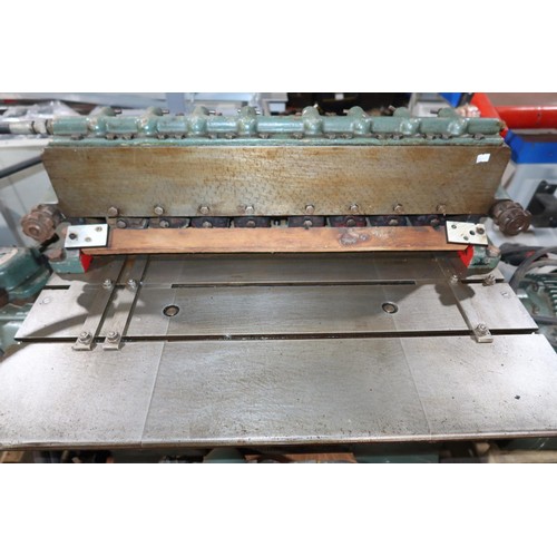 382 - A 25-pin dovetailing machine by Brookman type 25 APM, serial number 5602, 3ph