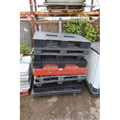 892 - 12 plastic pallets