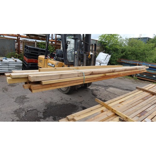 902 - A qty of timber to inc 15x7.5cm, 10x10cm, 14x2cm etc. Lengths vary up to 610cm