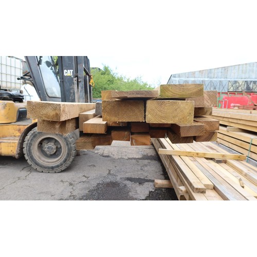 902 - A qty of timber to inc 15x7.5cm, 10x10cm, 14x2cm etc. Lengths vary up to 610cm