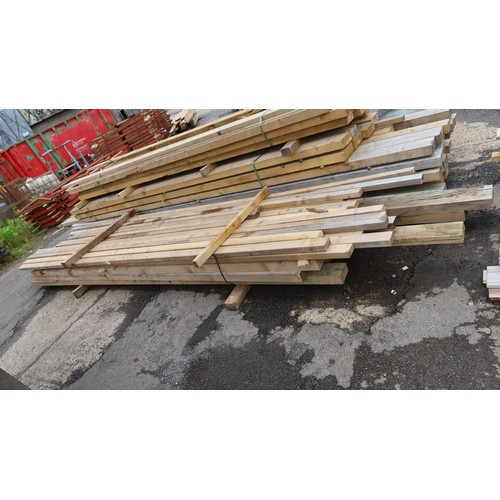 903 - A qty of timber to inc 10x4.5cm, 7x4.5cm, 15x2cm etc. Lengths vary up to 600cm