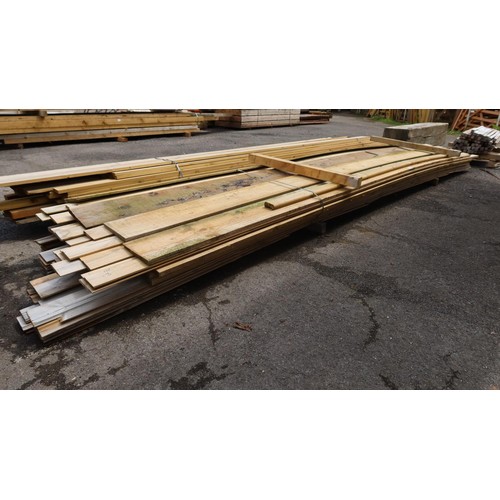 905 - A qty of shiplap boards to inc 12cm and 23cm boards, lengths vary up to 560cm