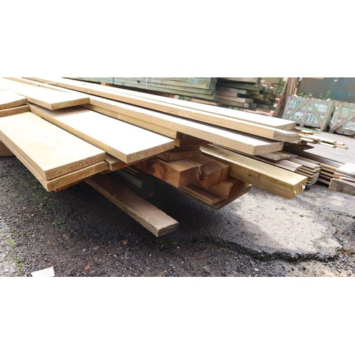 908 - A qty of timber to inc. 14.5x2.5cm, 10x4cm, 4x2cm etc. Lengths vary up to 520cm