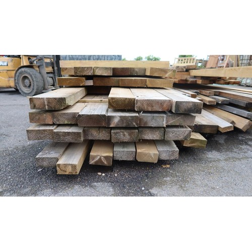 910 - A qty of timber to inc 22x7cm, 17x7cm etc. Lengths vary up to 610cm