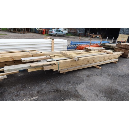 915 - A qty of timber to inc 25x7cm, 22x5cm, 20x7.5cm etc. Lengths vary up to approx 730cm