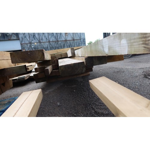 915 - A qty of timber to inc 25x7cm, 22x5cm, 20x7.5cm etc. Lengths vary up to approx 730cm