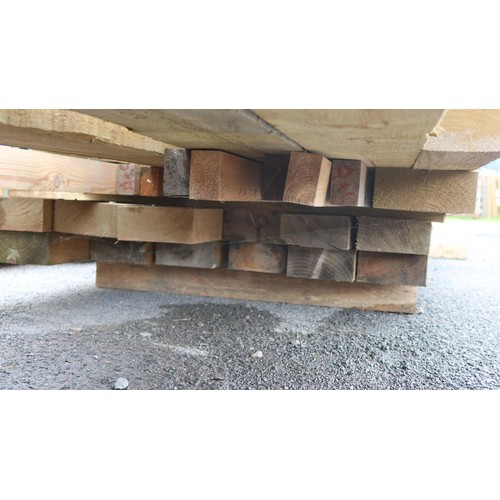 915 - A qty of timber to inc 25x7cm, 22x5cm, 20x7.5cm etc. Lengths vary up to approx 730cm