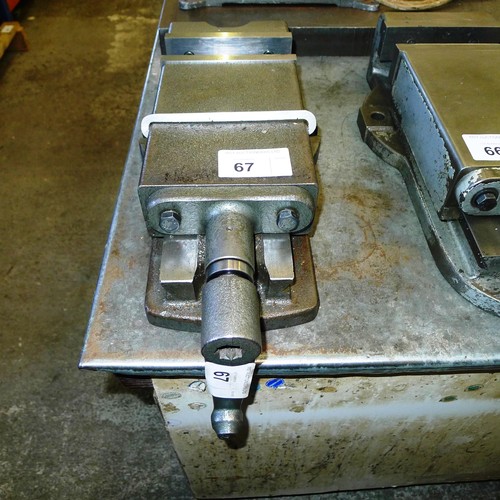 67 - 1 machine vice, 6 inch - with handle