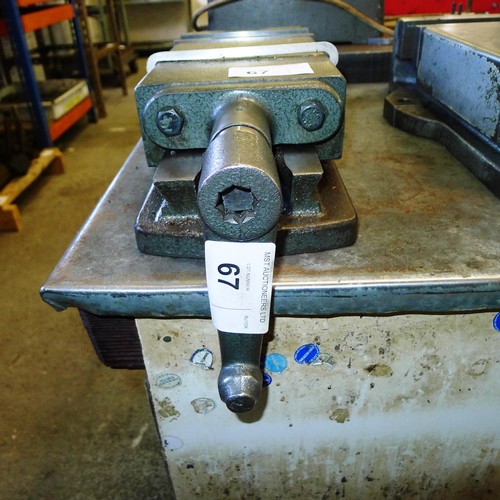 67 - 1 machine vice, 6 inch - with handle