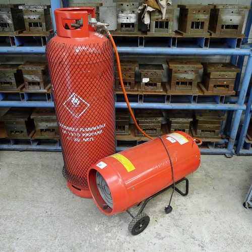 120 - 1 space heater by Sealey model PSH-136, 240v / propane. Supplied with a 47kg bottle of gas (almost f... 