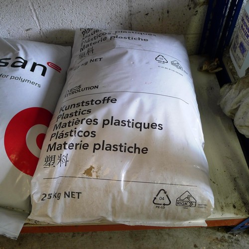 133 - 6 x 25kg bags of virgin plastic bead material comprising 1 x 30% glass nylon, 1 x styrene, 2 x Polyc... 