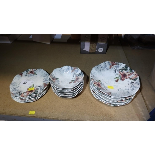 47 - 6 plates, 6 bowls and 6 larger bowls by Gural Digibone