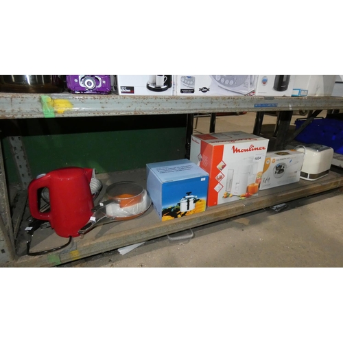 1024 - A quantity of various catering related items including a used toaster, egg poacher set, a juicer by ... 