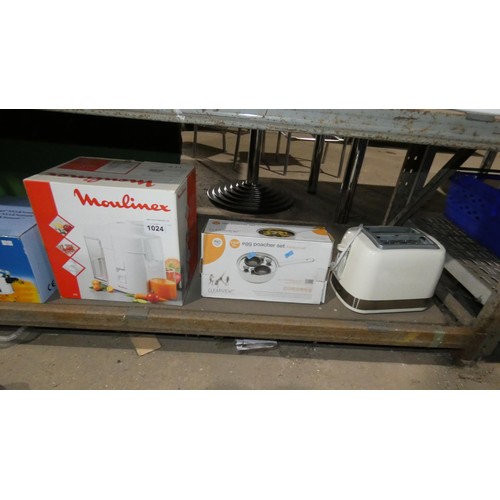 1024 - A quantity of various catering related items including a used toaster, egg poacher set, a juicer by ... 