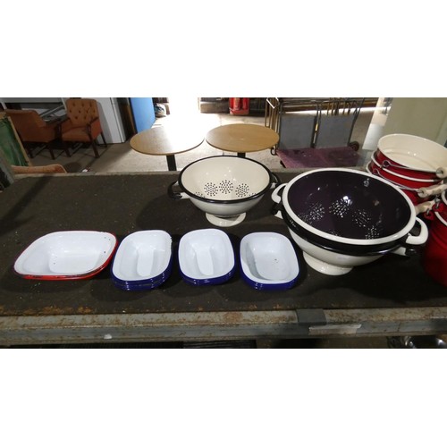 1025 - A quantity of various catering related items including pie dishes, colanders, buckets, jugs etc.