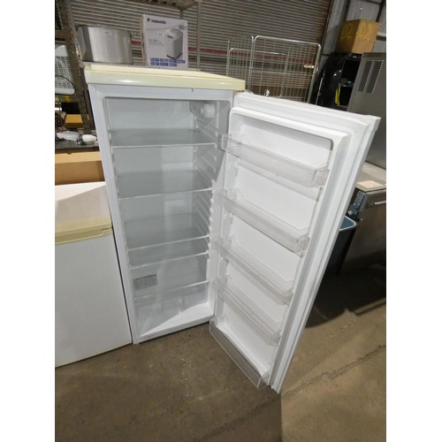 1093 - A 3/4 height fridge by Curry's essentials - trade