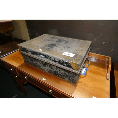 4409 - Heavy-duty vintage metal cash box with a lift lid and fitted interior