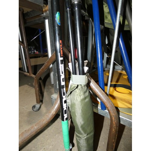 3040 - 1 Warrior fishing rod with a Vigor Silk Line 70FD reel and a landing net handle with a small saw bla... 