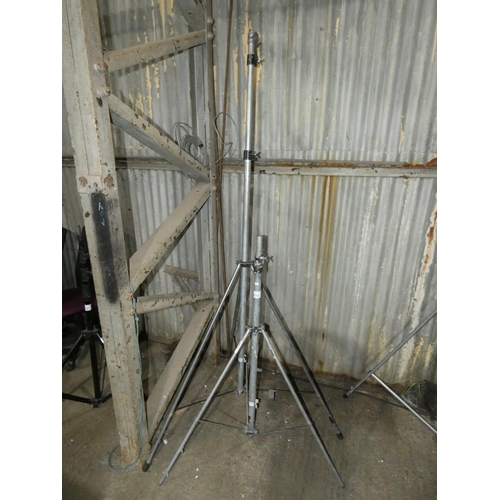 2173 - 2 metal folding tripod stands