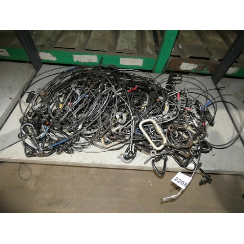 2208 - A quantity of various rigging related items including small wire rope assemblies, carabiner clips et... 