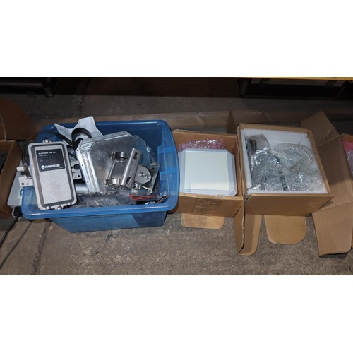 2421 - A quantity of various professional external Wi-Fi networking items. Equipment of this type is used t... 