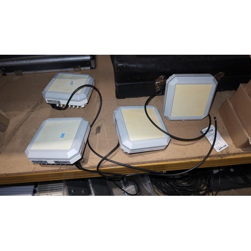 2421 - A quantity of various professional external Wi-Fi networking items. Equipment of this type is used t... 