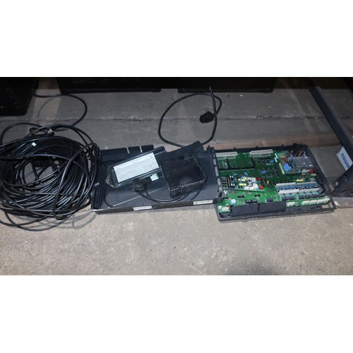 2421 - A quantity of various professional external Wi-Fi networking items. Equipment of this type is used t... 